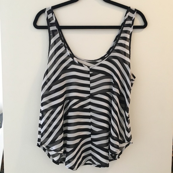 Sheer, flowy sleeveless black and white top - Picture 2 of 4